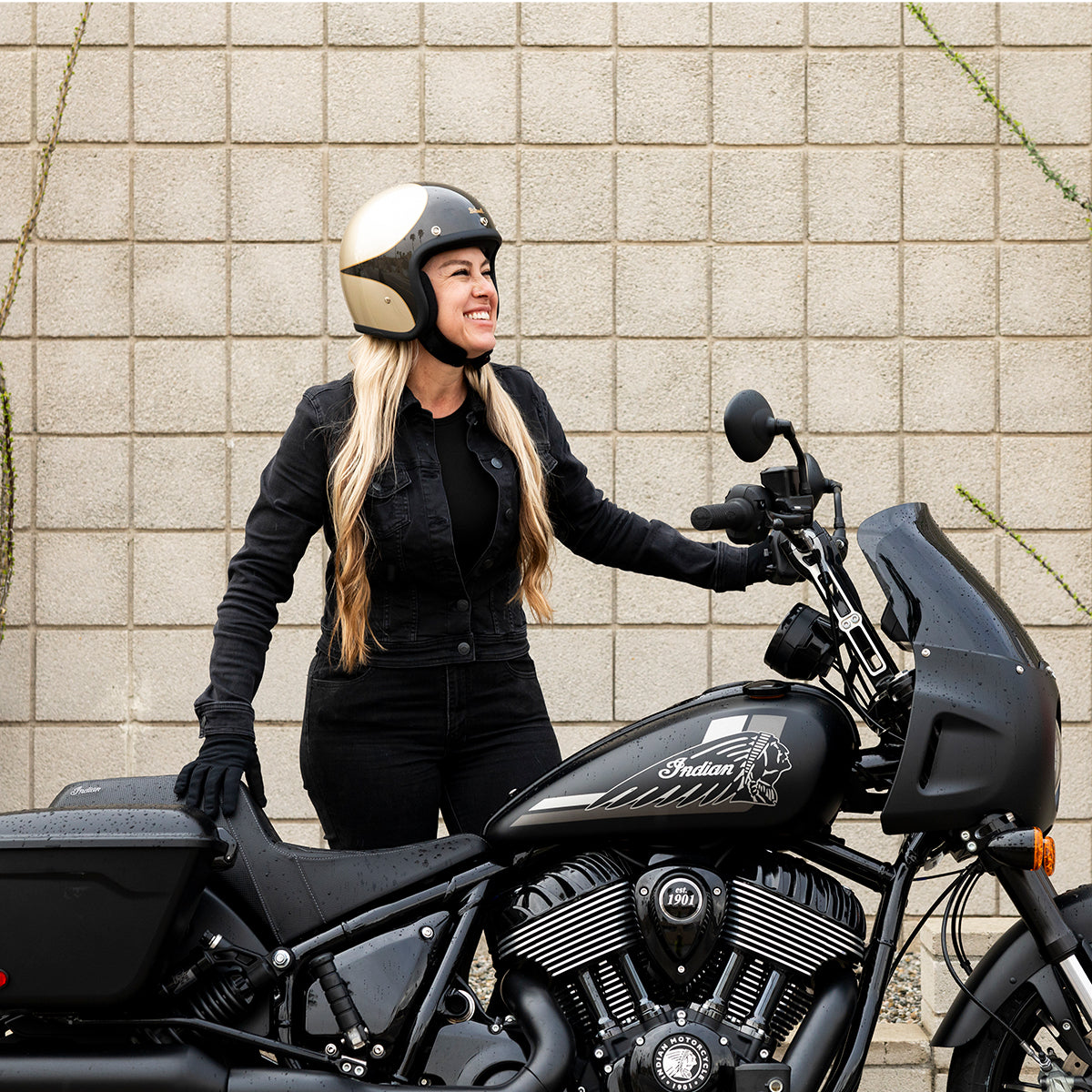 Bonanza Helmet - Metallic Charcoal / Champagne Scallop