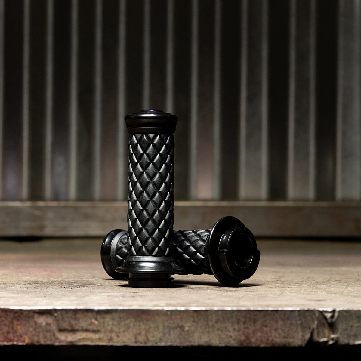1" AlumiCore TBW Grips For H-D Bars With Internal Vibe Isolator on Clutch Side - Black Electroplate