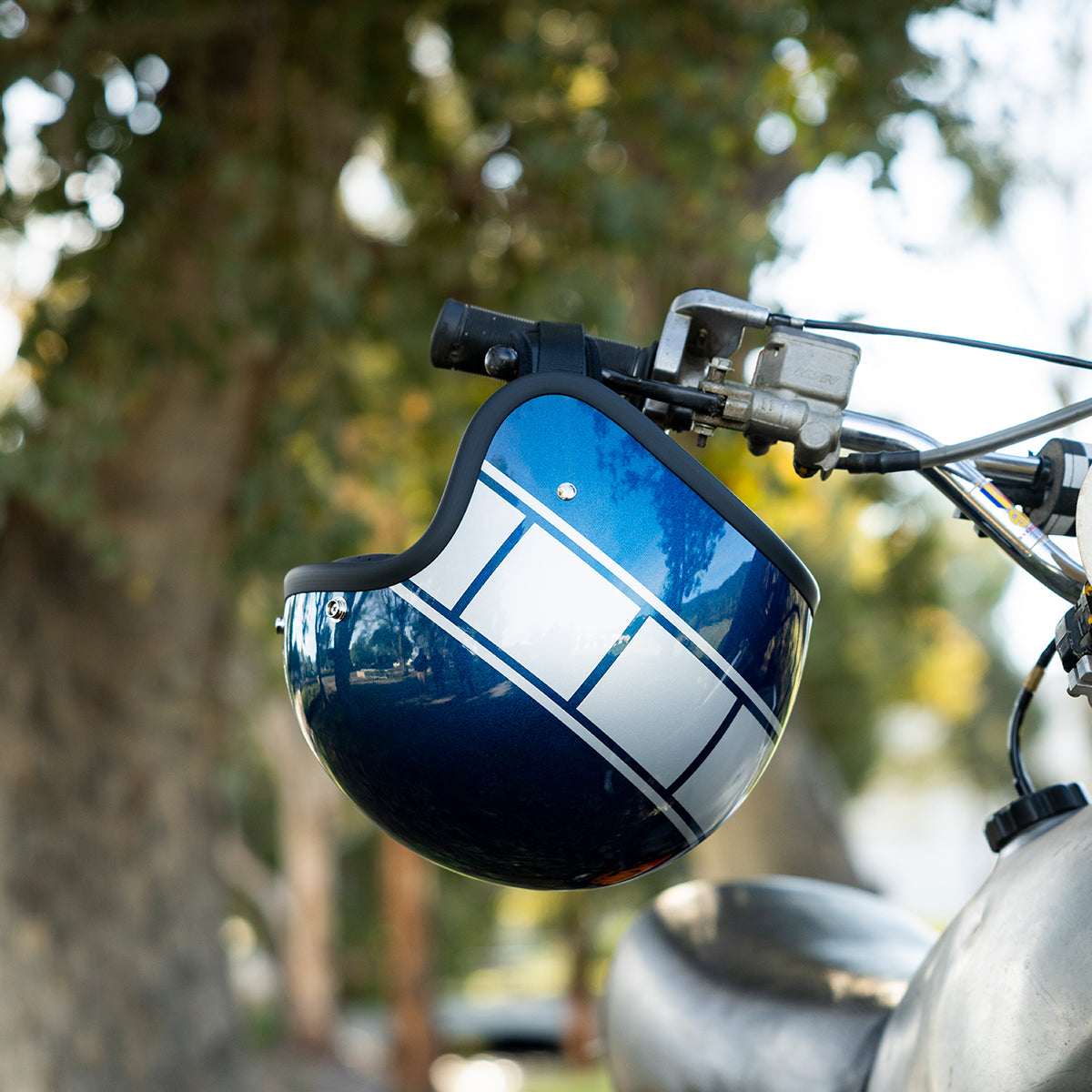 Bonanza Helmet - Holeshot Metallic Blue / Silver