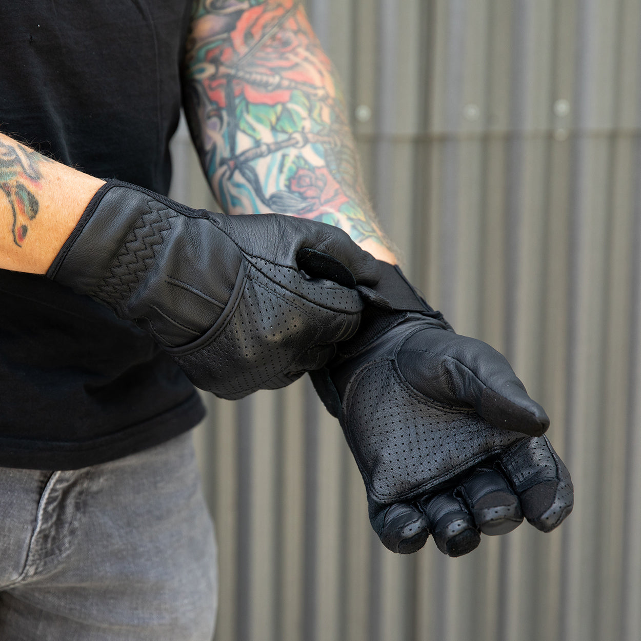 CLOSEOUT Borrego Gloves - Black/Black