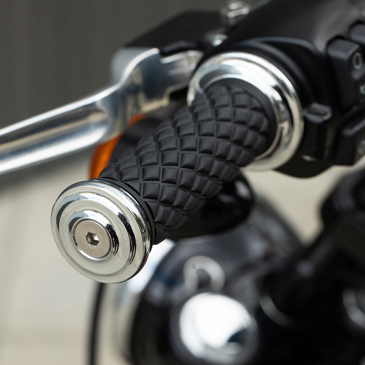 1" AlumiCore TBW Grips For H-D Bars With Hollow Tube End on Clutch Side - Chrome