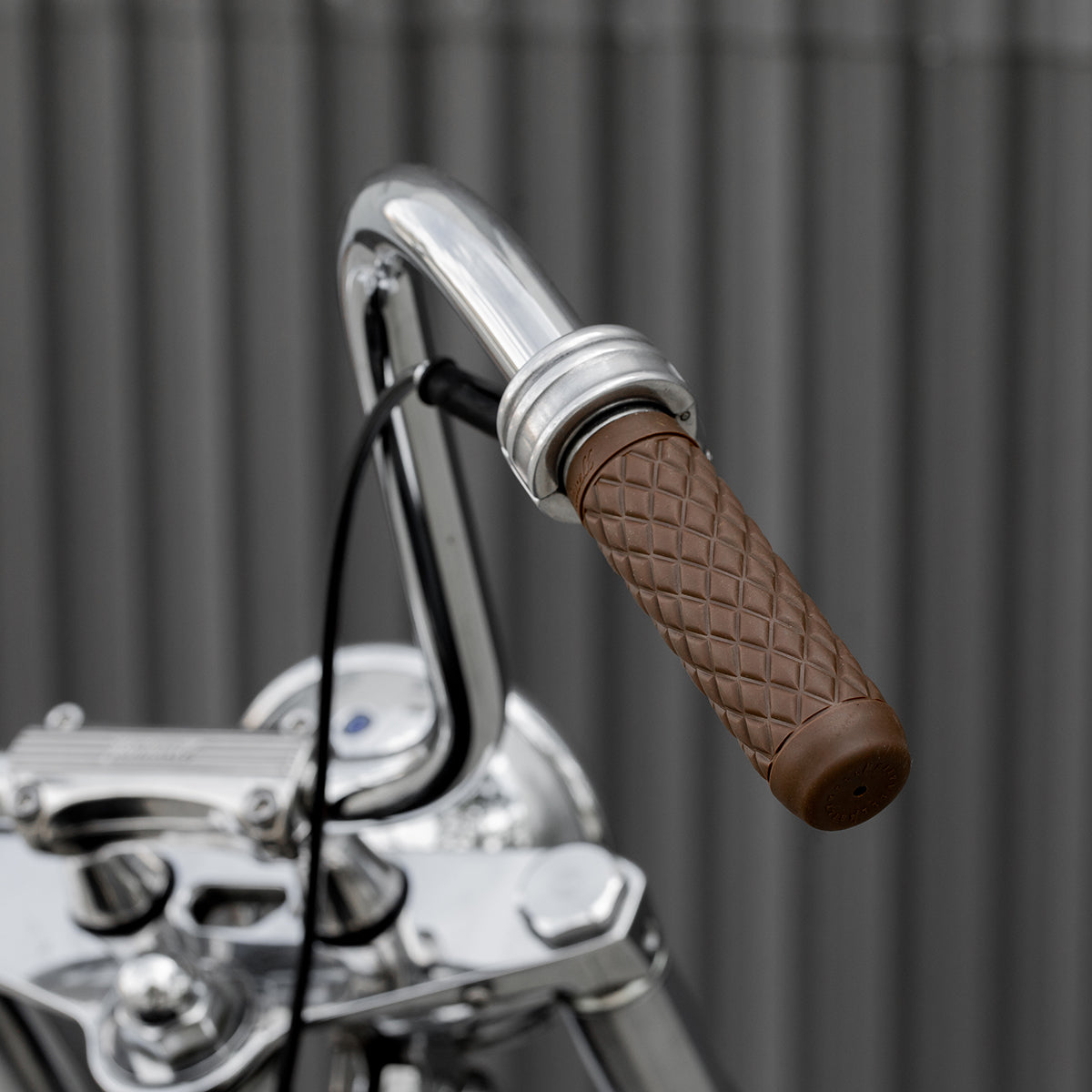 THOMSON TRAIL ハンドルバー STRONG V グリップノグベル付き THOMSON